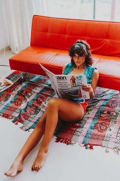 白天坐在地板上看报纸的女人